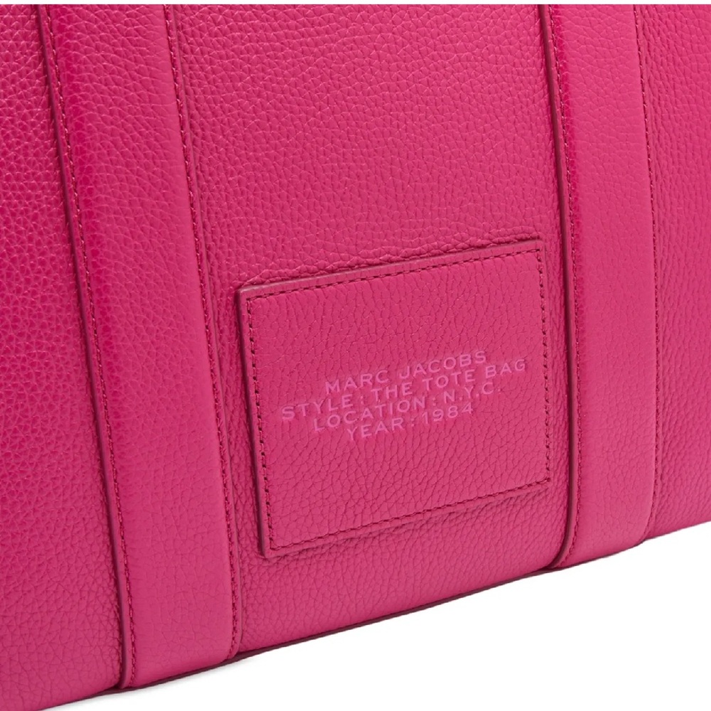 Marc Jacob’s THE LEATHER MEDIUM TOTE BAG in Lipstick Pink - Picture 6 of 16
